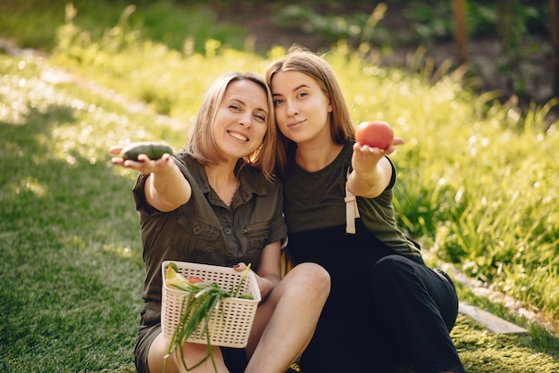 Hermosa familia trabaja en un jardín cerca de la casa.