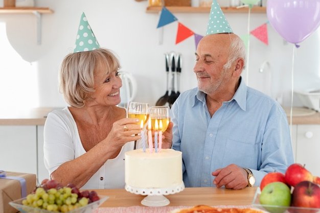 Foto gratuita hermosa fiesta de cumpleaños senior