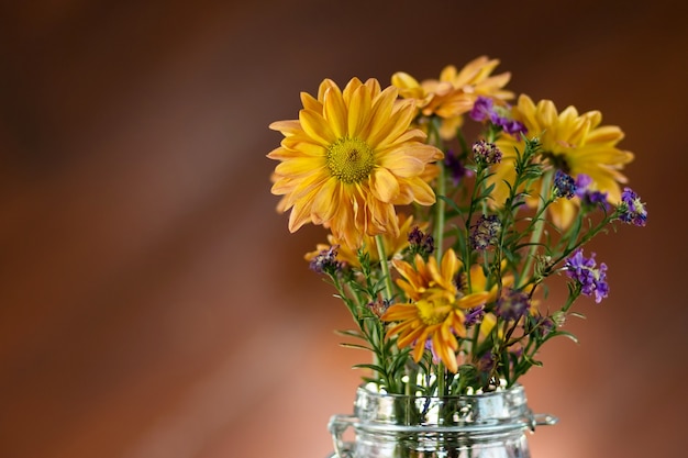 Hermosa flor en florero