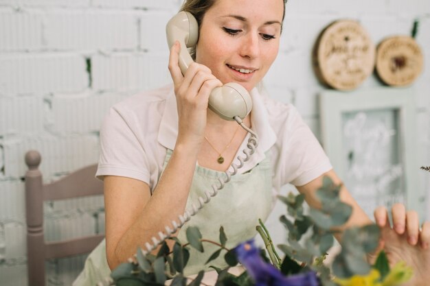 Hermosa florista hablando por teléfono