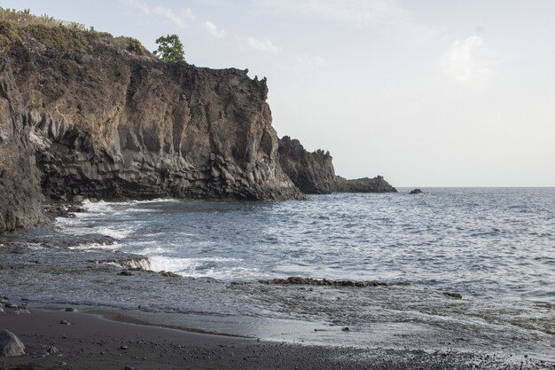 Hermosa foto de un acantilado costero y el mar