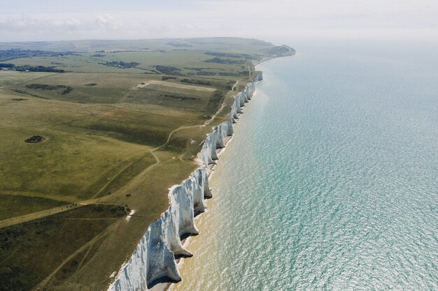 Hermosa foto de los acantilados blancos de Dover junto al mar