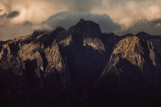 Hermosa foto de acantilados bajo un cielo nublado