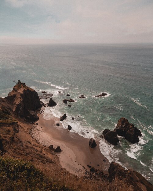 Hermosa foto de los acantilados en la costa del hermoso mar