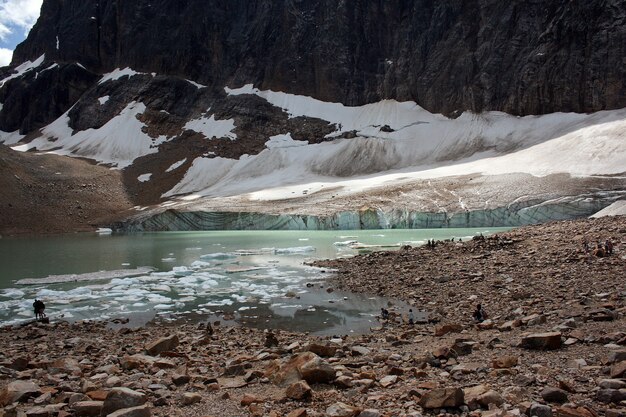 Hermosa foto de agua y glaciares cerca de las montañas en Alberta, Canadá