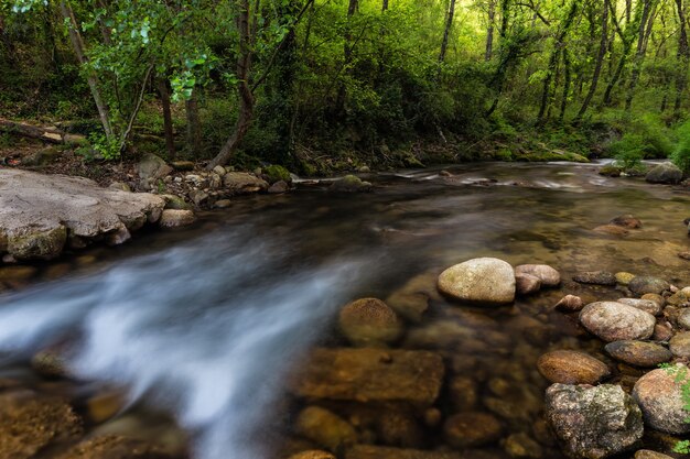 Hermosa foto del agua que fluye en el río en Jaraiz de la Vera, Cáceres, Extremadura, España