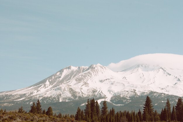 Hermosa foto de una alta montaña nevada con increíble cielo azul claro
