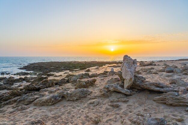 Hermosa foto de un amanecer en la orilla del mar de zahora españa