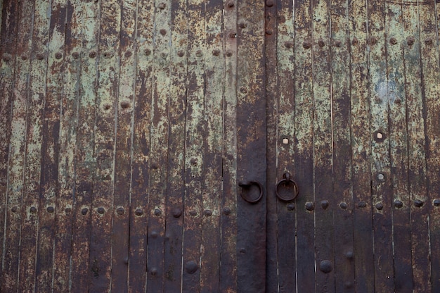 Hermosa foto de una antigua puerta oxidada histórica