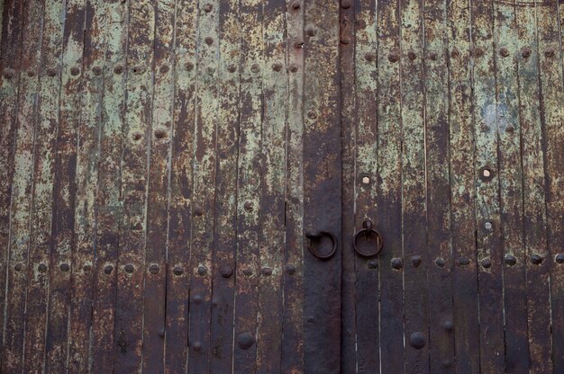 Hermosa foto de una antigua puerta oxidada histórica