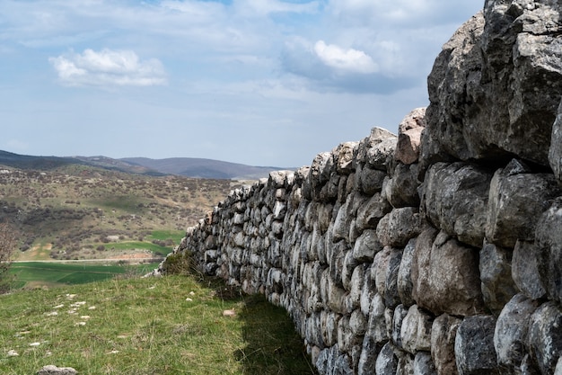Hermosa foto de las antiguas murallas hititas en Anatolia, Corum Turquía