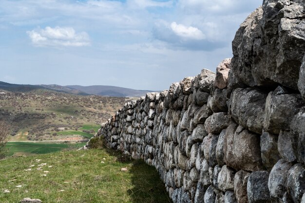 Hermosa foto de las antiguas murallas hititas en Anatolia, Corum Turquía