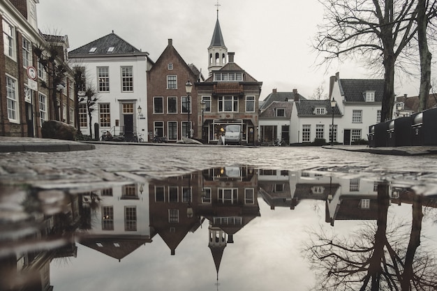 Hermosa foto de la arquitectura de la ciudad con reflejos