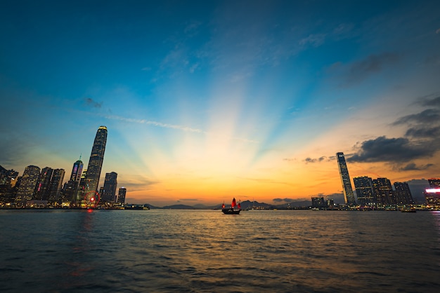 Hermosa foto de una arquitectura urbana de la ciudad urbana con el cielo impresionante y un lago