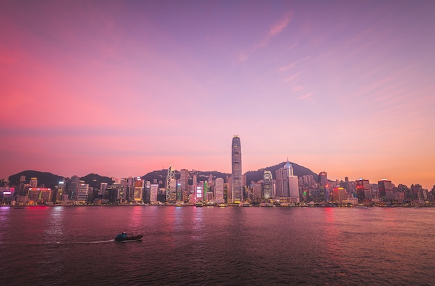 Hermosa foto de una arquitectura urbana de la ciudad urbana con el cielo impresionante y un lago