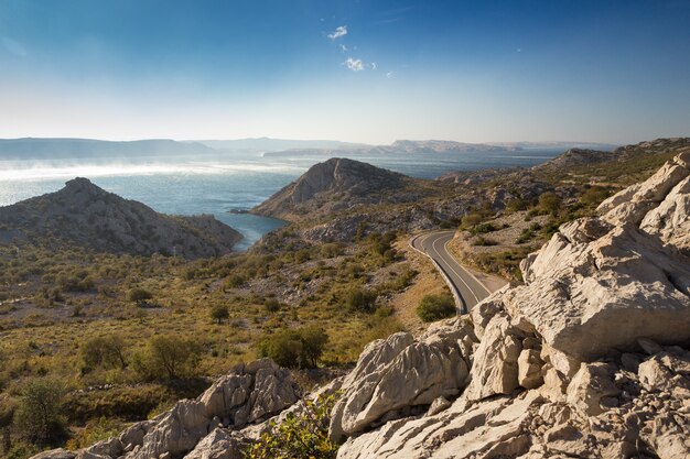 Hermosa foto de la autopista del Adriático, Dalmacia, Croacia bajo el cielo azul