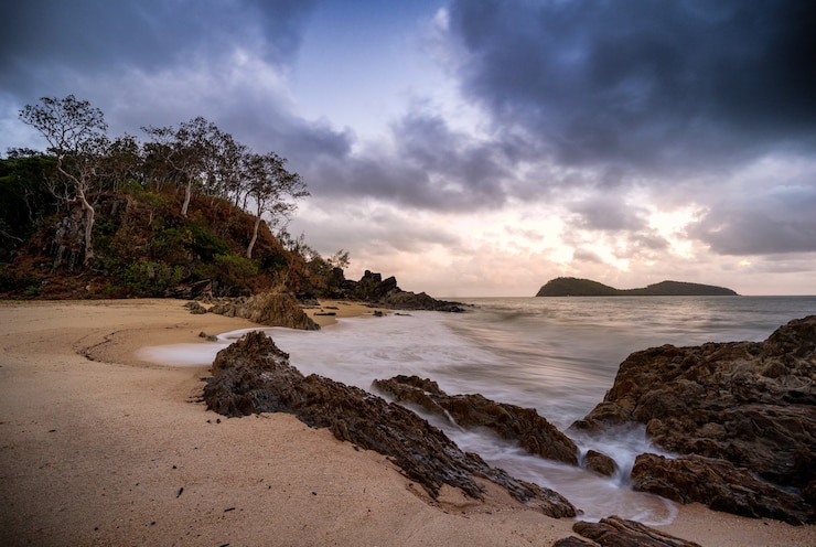 Foto gratuito hermosa foto de la bahía cerca del océano bajo un cielo nublado en cairns cape tribulation australia