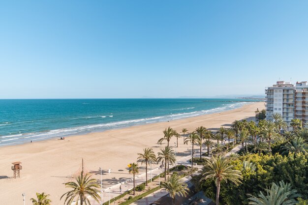 Hermosa foto de un balcón de la playa de Cullera en Valencia, España.