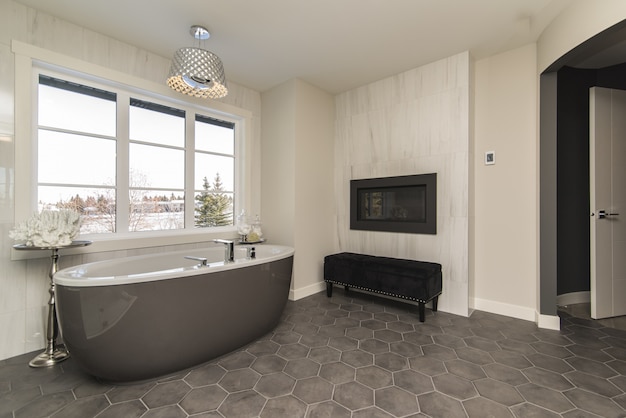 Hermosa foto del baño de una casa moderna con tecnología y arte