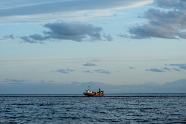 Hermosa foto de un barco navegando en el mar en el sur de Chile, Punta Arenas