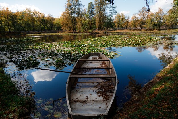 Hermosa foto de un barco en la orilla del lago de la ciudad de Cesky Krumlov de República Checa
