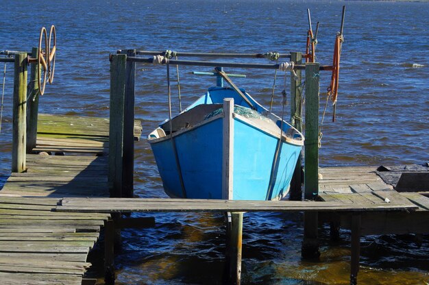 Hermosa foto de un barco de pesca en la orilla del mar