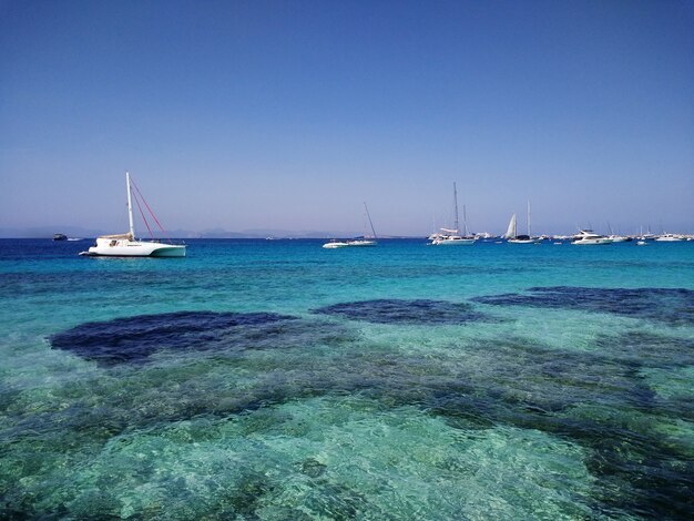 Hermosa foto de barcos blancos en la costa junto a Formentera, España