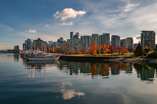 Hermosa foto de los barcos estacionados cerca del Coal Harbour en Vancouver.