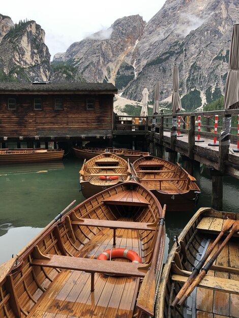 Hermosa foto de barcos de madera en el lago Braies, en la superficie de los Dolomitas, Trentino-Alto Adige, Pa