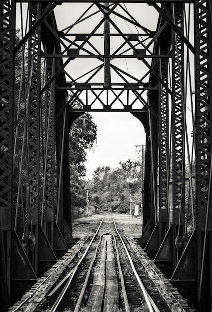 Hermosa foto en blanco y negro de un ferrocarril en un puente de metal