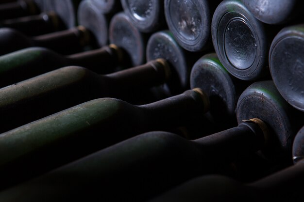 Hermosa foto de botellas de vino dispuestas en orden