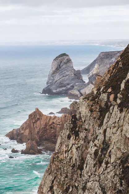 Hermosa foto de Cabo da Roca durante la historia del clima en Colares, Portugal