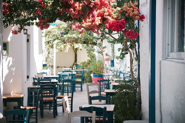 Hermosa foto de un café al aire libre en el estrecho bystreet en Paros, Grecia