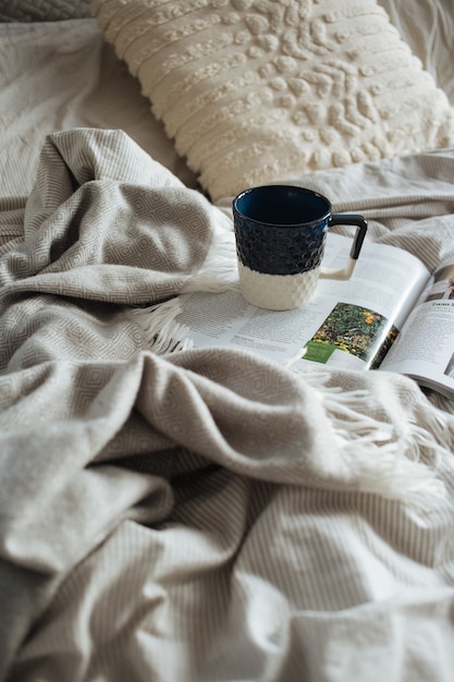 Hermosa foto de café de la mañana en la cama - concepto de pereza matutina