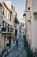 Foto gratuita hermosa foto de una calle del casco antiguo de suquet, cannes, francia