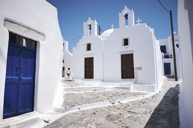 Hermosa foto de una calle de Chora en la isla de Amorgos en Grecia