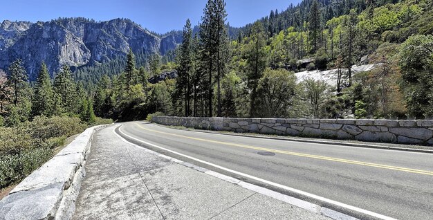 Hermosa foto de un camino a Half Dome en el Parque Nacional Valle de Yosemite, California