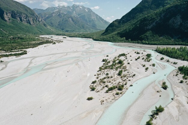 Hermosa foto de un campo desértico con verdes colinas y montañas