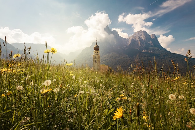 Hermosa foto de la Capilla de San Valentín rodeada de majestuosas montañas en Italia