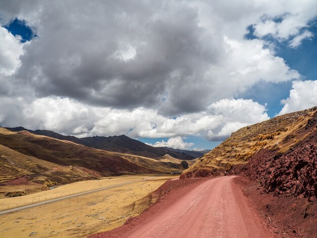 Hermosa foto de una carretera de montaña bajo la luz del sol