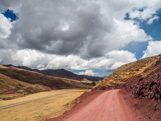 Hermosa foto de una carretera de montaña bajo la luz del sol