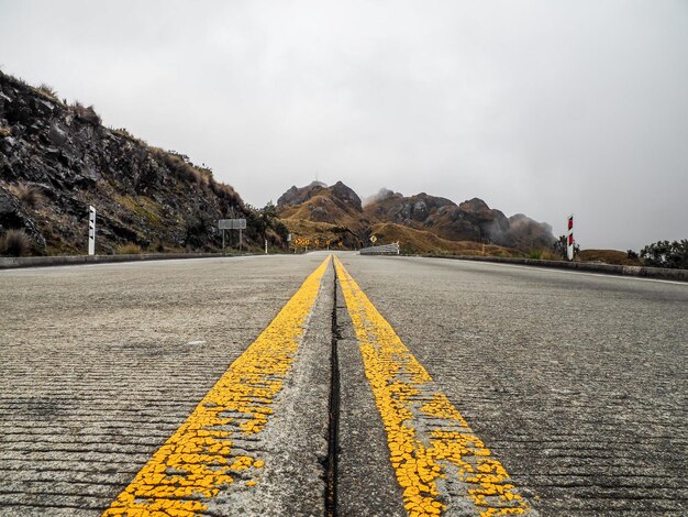 Hermosa foto de una carretera de montaña bajo la luz del sol