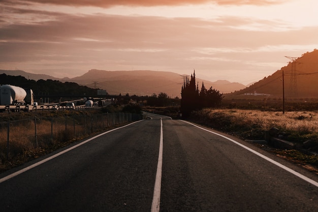 Hermosa foto de una carretera vacía en el campo durante el día