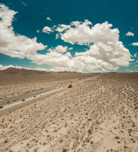 Hermosa foto de la carretera hacia Las Vegas en el desierto de Mojave