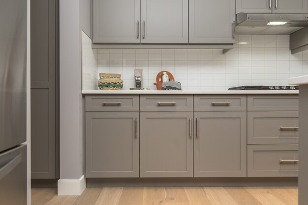 Hermosa foto de una casa moderna cocina estantes y cajones