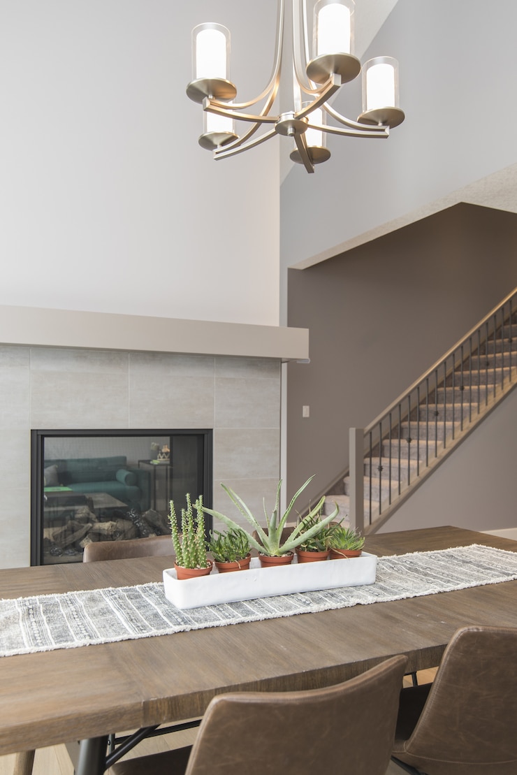 Foto gratuito hermosa foto de una casa moderna comedor con plantas y chimenea