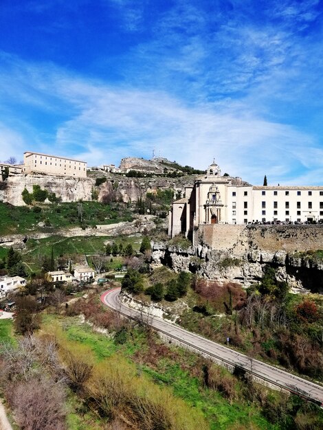 Hermosa foto de las casas colgadas en el acantilado en un día soleado en Cuenca, España