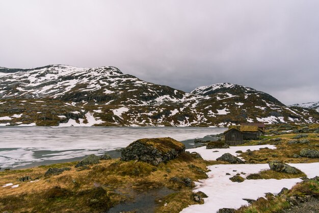 Hermosa foto de casas con un paisaje nevado en Noruega