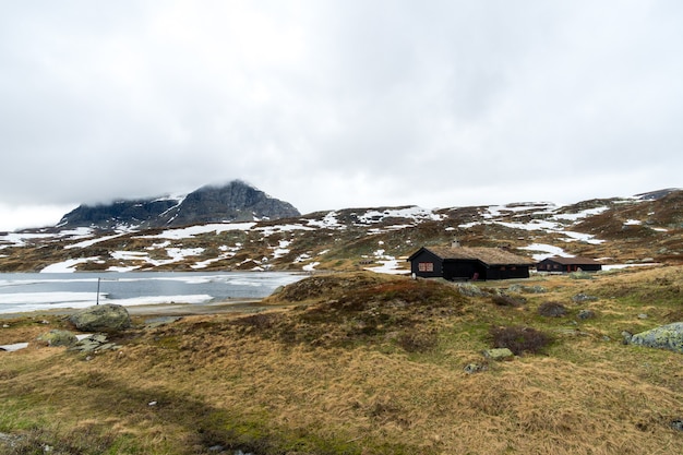 Hermosa foto de casas con un paisaje nevado en Noruega