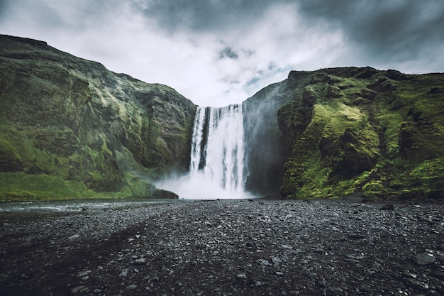 Hermosa foto de una cascada que baja de las montañas